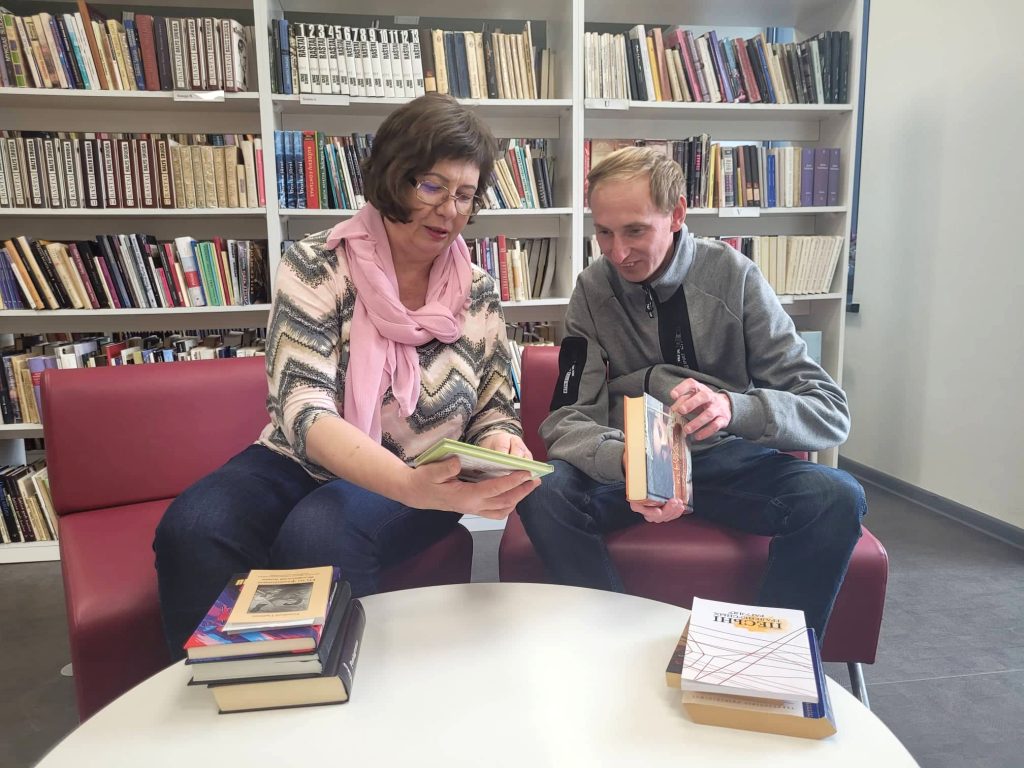 Savanoris Laimutis su savo kuratore – bibliotekos darbuotoja (Austėjos Jasaitienės nuotrauka)
